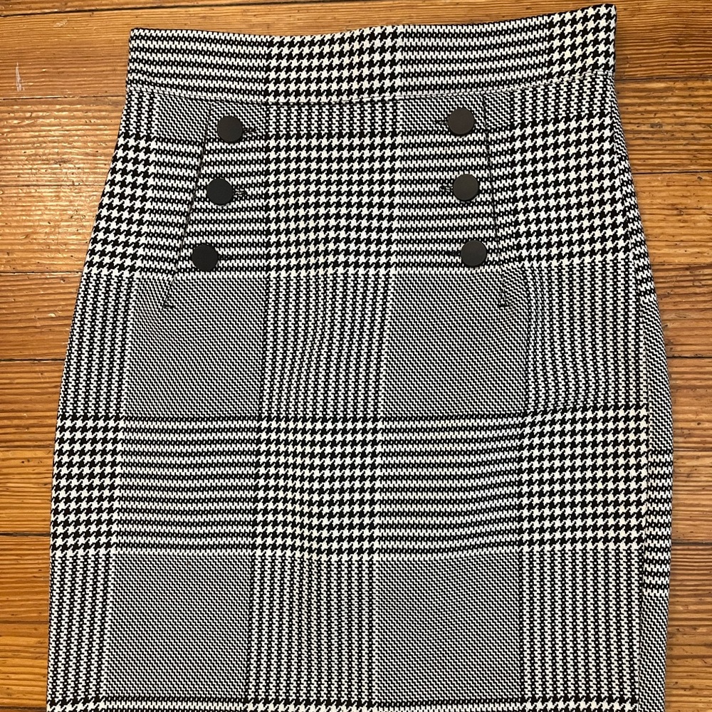 H&M pencil skirt, women’s size 4, gray with black and white stripes